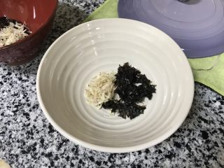 茴香猪肉小馄饨,准备一个碗，放上紫菜和海米