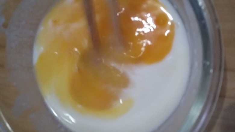 洋葱鸡蛋饼,将鸡蛋打入水淀粉中。