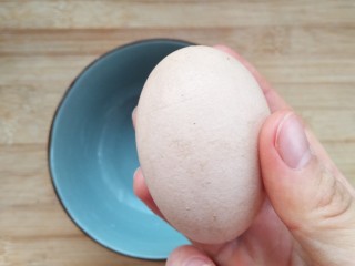 不一样的手抓饼,取出洗净的鸡蛋。