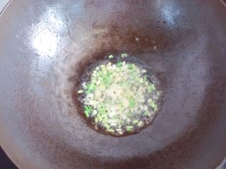 青豆腊味炒饭,锅中倒入适量油烧热，放入葱白爆香
