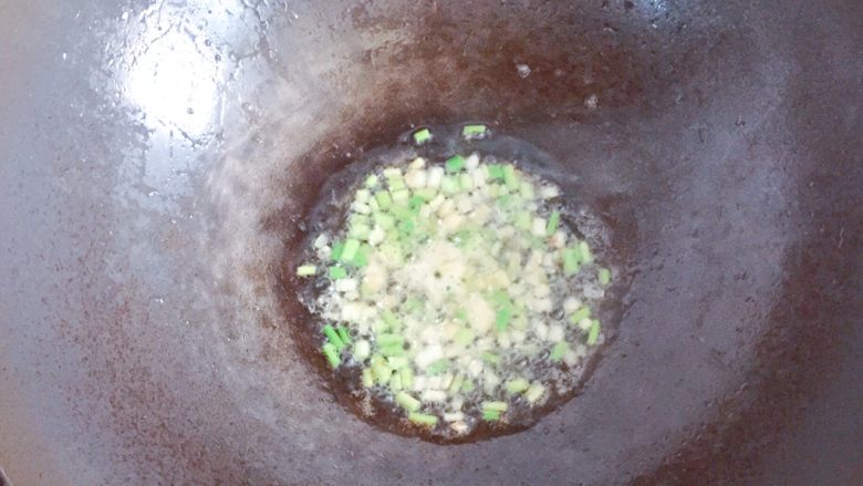 青豆腊味炒饭,锅中倒入适量油烧热，放入葱白爆香