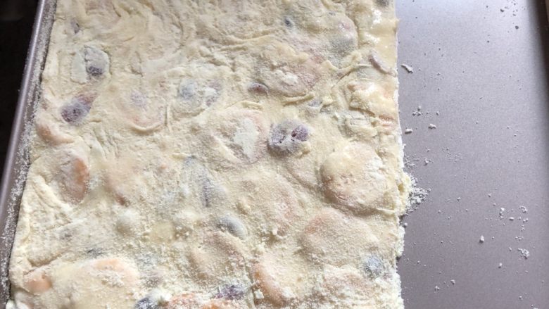 雪花酥,在烤盘上撒点奶粉再倒入，可以铺张防油纸压平，厚度看自己喜欢，放凉后再切块