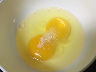高汤蒸嫩蛋,把蛋打在碗里加盐和少许鸡精（也可以不放鸡精）我家娃一次得2颗蛋才够，正常一颗鸡蛋就行了。