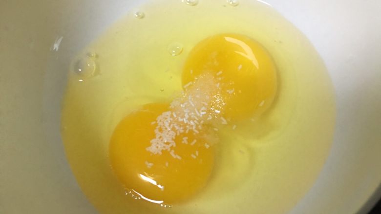 高汤蒸嫩蛋,把蛋打在碗里加盐和少许鸡精（也可以不放鸡精）我家娃一次得2颗蛋才够，正常一颗鸡蛋就行了。