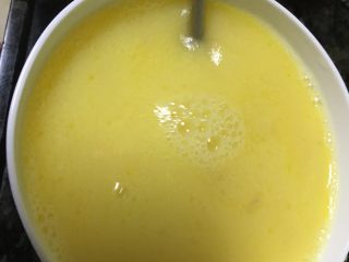 高汤蒸嫩蛋,加入鸡汤至八分满，若1个蛋的话6分满就行了，再次用筷子把混合蛋液打匀。
