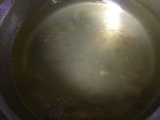 高汤蒸嫩蛋,鸡汤放凉，汤不能太烫，要不加到鸡蛋液里变蛋花汤了。用高汤或者蔬菜汤都可以，没有的话用凉开水，记住一定要凉开水，不能用自来水直接加入，蒸蛋的过程中水没办法煮沸的。切记、切记。