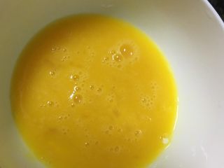 高汤蒸嫩蛋,把鸡蛋打散均匀。