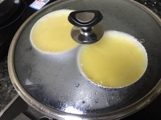 高汤蒸嫩蛋,水烧开把鸡蛋放入蒸锅中，大火蒸12分钟左右，1个蛋的话10分钟左右。好后别立即掀开锅盖，让其闷一会儿。
看鸡蛋熟了没，可轻晃动锅身，碗中间没有明显的液体流动就是好了。反之就是还没蒸熟。
