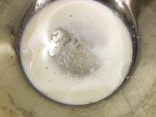 不再被气疯的戚风蛋糕,牛奶和玉米油放入盆里，加入配方中的10克糖搅拌至乳化