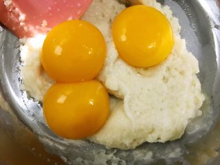 不再被气疯的戚风蛋糕,鸡蛋分离，蛋黄加入面糊里
蛋清放在无油无水的另一个盆里