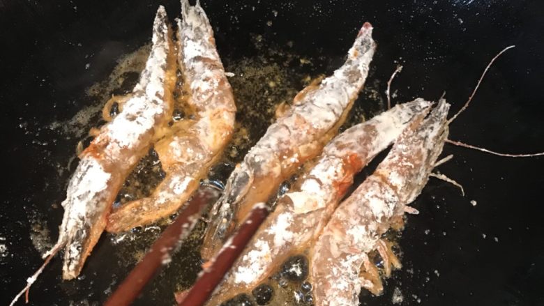 椒盐大虾,热锅冷油，分批慢慢炸虾，每条炸2分钟可以捞出