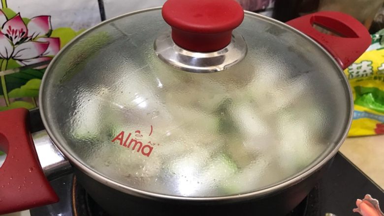 秀珍菇冬瓜肉片汤,盖上锅盖，转小火，煮7.8分钟