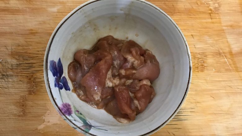 秀珍菇冬瓜肉片汤,抓均匀，腌制，备用