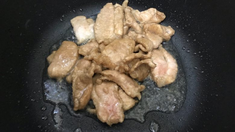 秀珍菇冬瓜肉片汤,翻炒至猪肉变色