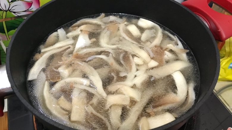 秀珍菇冬瓜肉片汤,加入适量热开水