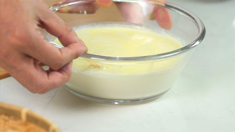 顺德双皮奶,煮好的牛奶倒入小碗中，静置晾凉，待表面形成一层奶皮