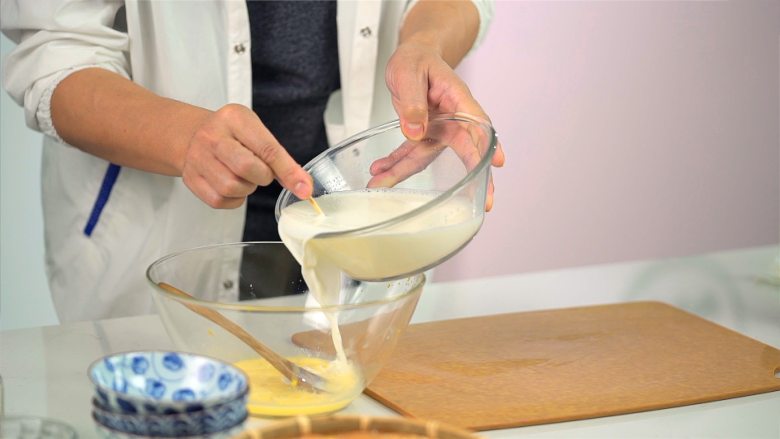 顺德双皮奶,用牙签轻轻挑开奶皮，将牛奶缓缓倒入蛋清里搅拌均匀，再用筛子过滤使其更细腻