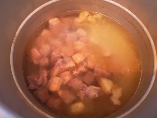 简单又美味~咖喱牛肉,40分钟后打开高压锅盖子
