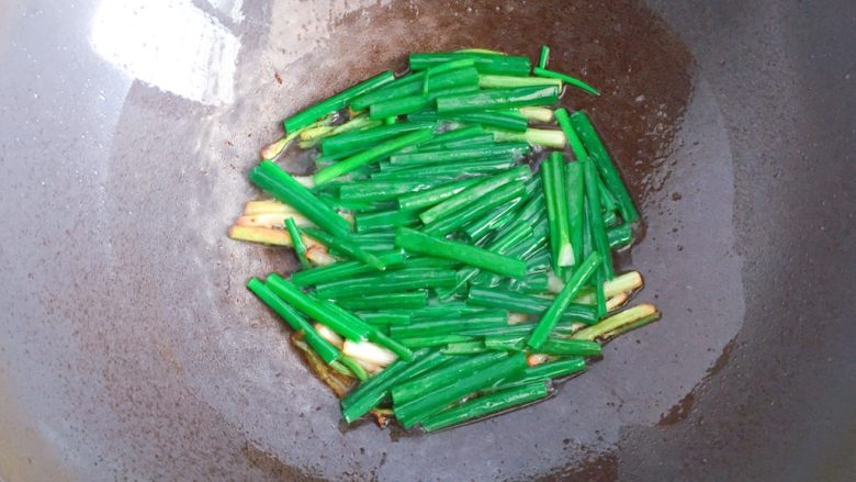 葱油面,放入葱绿，并用筷子时不时的翻炒一下。