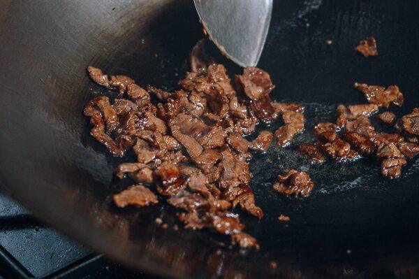 牛肉鸡蛋盖饭,热锅在锅底涂一层油，马上加入牛肉，翻炒30秒。