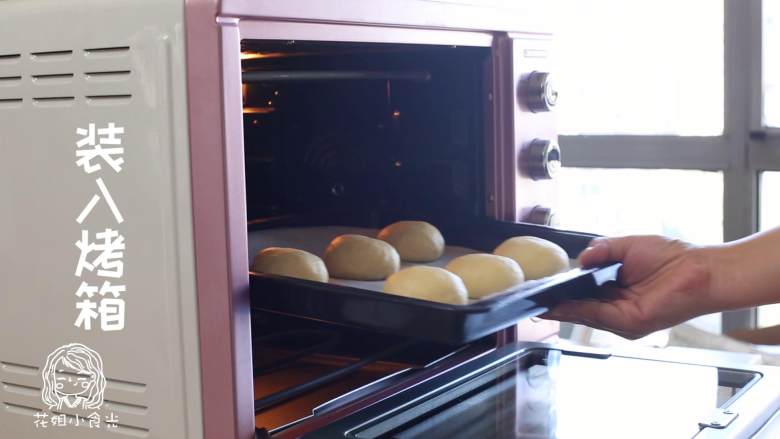 24m+汉堡包,放入烤箱，再次发酵至两倍大~
Tips：我是用烤箱进行发酵的，35度发酵半个小时。现在天气挺热的，你们想要室温发酵也可以~