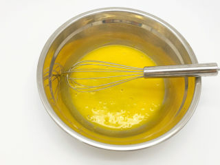 戚风蛋糕底渐变色抹茶慕斯,先做蛋糕底：把三个鸡蛋的蛋白和蛋黄分开，蛋黄中加入12克的糖，充分打散