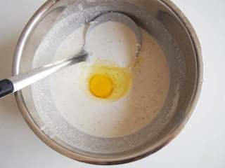意酱鸡蛋卷饼,加入一个鸡蛋，搅拌均匀