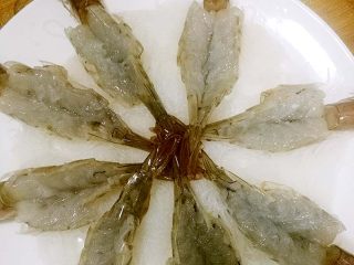 蓉粉丝开背虾,把控好水的粉丝加入一部分蒜末，拌均之后摆盘，再把大虾放到粉丝上面，最后把留下的蒜末撒在粉丝上面。