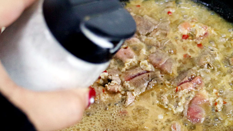 酸辣美味的酸汤肥牛,出锅前调味，加入适量的盐，再大火煮沸40秒左右关火，盛入铺好金针菇的碗中即可。