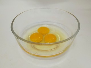 黄金鸡蛋面,鸡蛋打入碗里