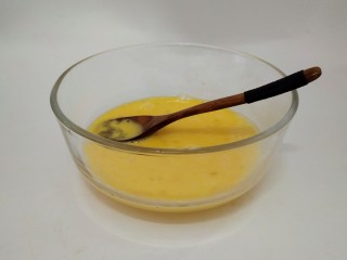 黄金鸡蛋面,用筷子打散打勺