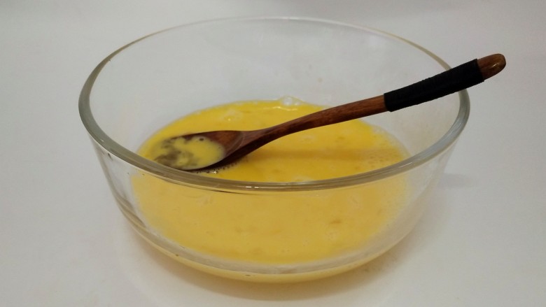 黄金鸡蛋面,用筷子打散打勺