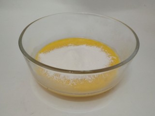 黄金鸡蛋面,分三次筛入面粉，用筷子顺时针搅拌