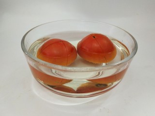 黄金鸡蛋面,再把西红柿洗净，用刀在它的表皮划上一个十字，将它放入开水中浸泡一分钟