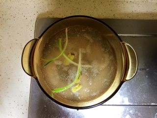 剁椒鸡翅,锅中放入清水，水开后放入鸡翅、葱段、姜片、料酒1勺，焯水3分钟捞出。