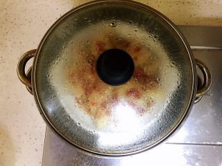 剁椒鸡翅,蒸锅中放入清水，将淋好调味汁的鸡翅放入蒸锅中，大火烧开上汽后转中火蒸15分钟。