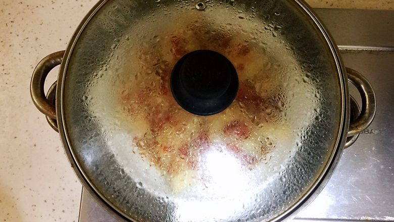 剁椒鸡翅,蒸锅中放入清水，将淋好调味汁的鸡翅放入蒸锅中，大火烧开上汽后转中火蒸15分钟。