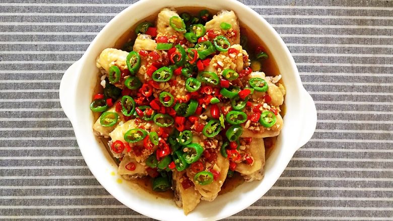 剁椒鸡翅,将小米椒碎和杭椒碎的热油均匀淋在鸡翅上。