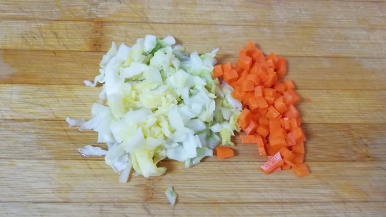 泡菜红油炒饭,泡菜切碎。