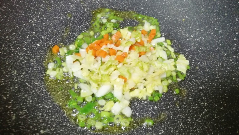 泡菜红油炒饭,下入泡菜翻炒均匀。