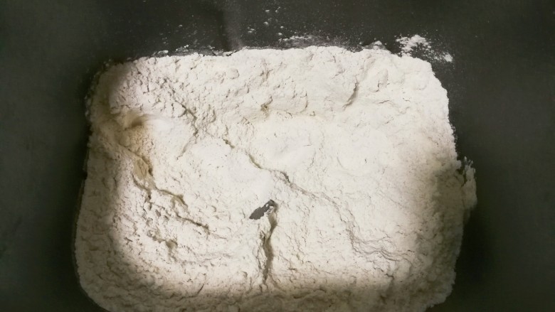 奶味荞麦馒头,荞麦面粉放入面包机桶里面