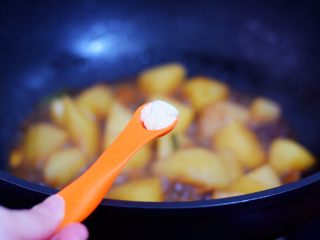 红烧土豆,炖至土豆绵软，汤汁浓稠时加入鸡精