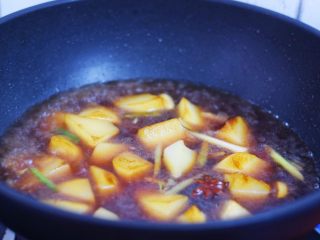 红烧土豆,大火烧开转小火炖煮15分钟
