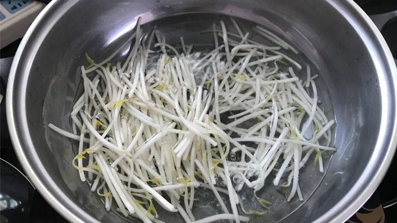 绿豆芽拌黄瓜,放入清洗干净的绿豆芽，焯水至断生即可捞出。