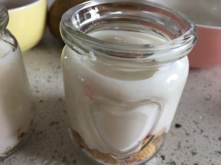 燕麦玉米水果酸奶,倒入酸奶