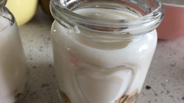 燕麦玉米水果酸奶,倒入酸奶