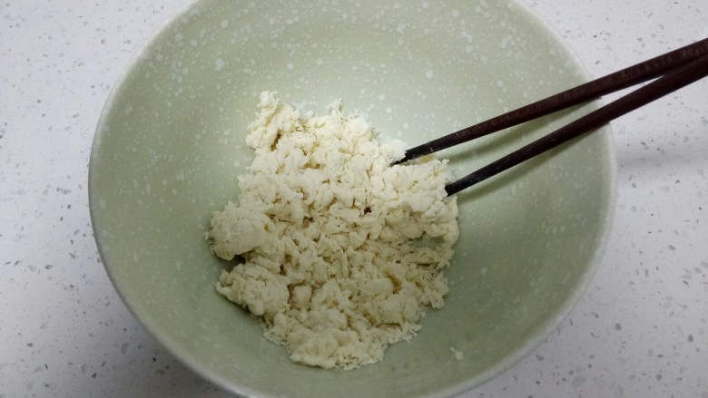 两种口味的夹馍,一边倒入酵母水，一边用筷子搅拌，搅拌至絮状。