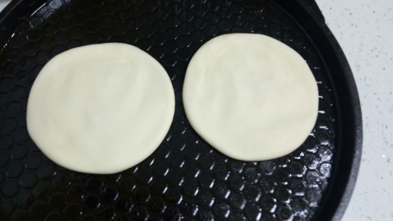 两种口味的夹馍,电饼铛直开下🔥，不放油，放入饼胚。