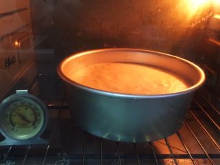 海绵蛋糕+分蛋版,烤箱预热至150度，模具送入烤箱，烤制时间40分钟。