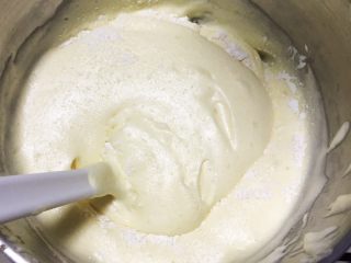 海绵蛋糕+分蛋版,加入橄榄油翻拌均匀。